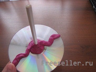 Делаем Волчок из CD диска своими руками.