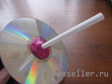 Делаем Волчок из CD диска своими руками.