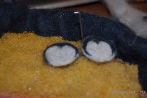 Делаем сережки Пингвины из шерсти