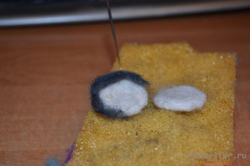 Делаем сережки Пингвины из шерсти