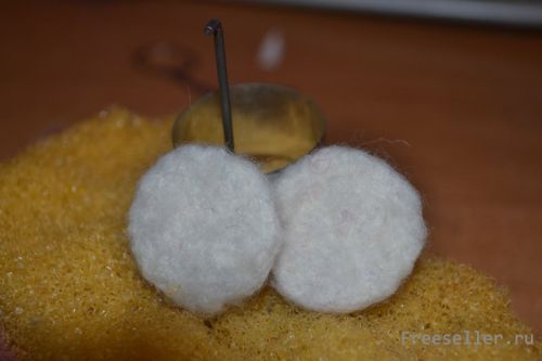 Делаем сережки Пингвины из шерсти