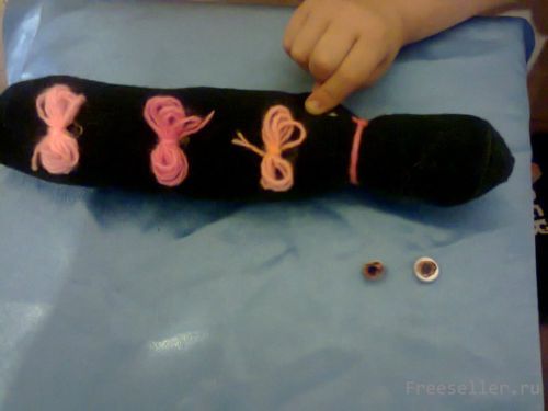 Делаем мягкую игрушку змейку из колготок