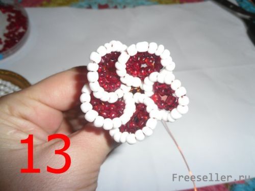 Плетение фиалки из бисера