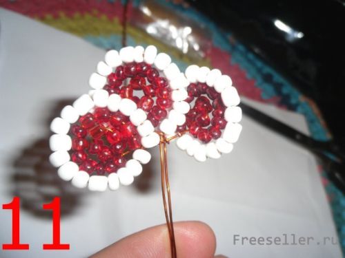 Плетение фиалки из бисера