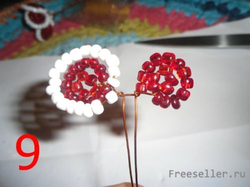 Плетение фиалки из бисера