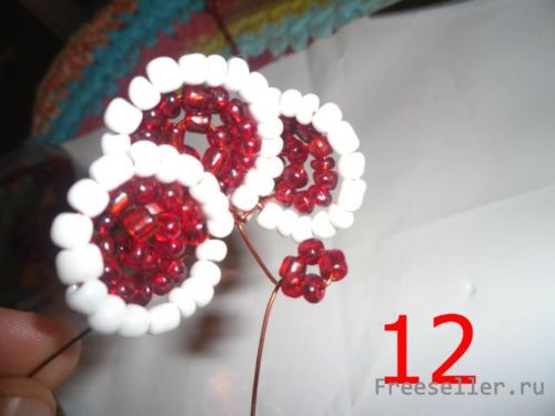 Плетение фиалки из бисера