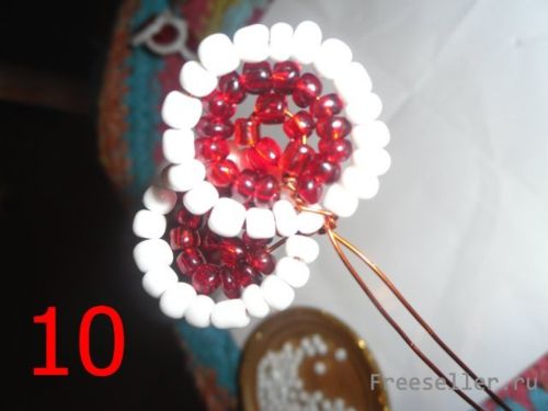 Плетение фиалки из бисера