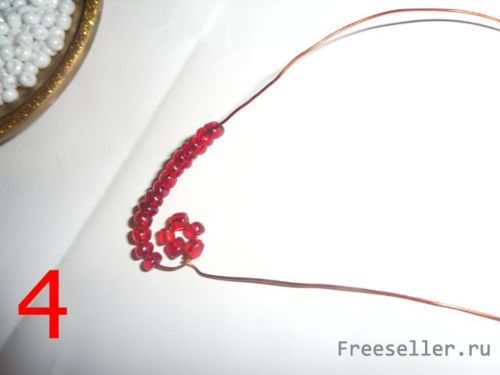 Плетение фиалки из бисера