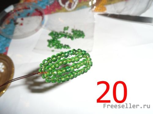 Плетение фиалки из бисера