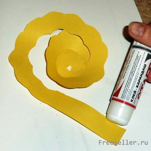 Делаем розы из бумаги своими руками