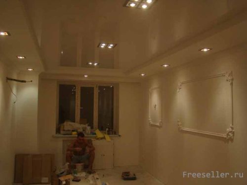 Монтаж полиреутановой лепнины на стены