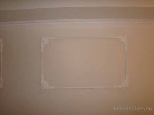 Клеим полиуретановую лепнину на стену