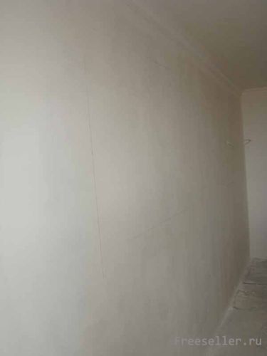 Клеим полиуретановую лепнину на стену