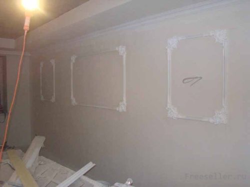 Клеим полиуретановую лепнину на стену