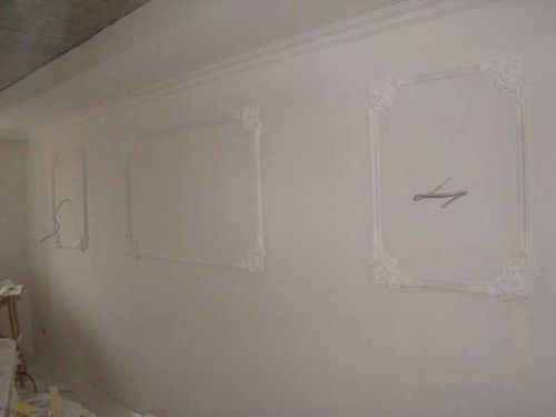 Клеим полиуретановую лепнину на стену