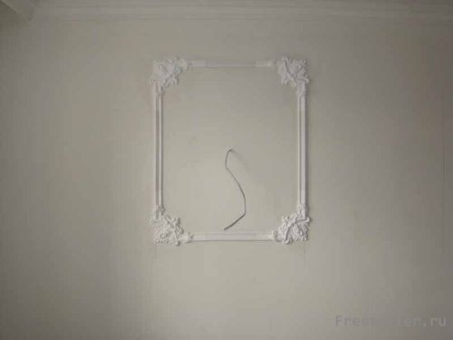 Клеим полиуретановую лепнину на стену