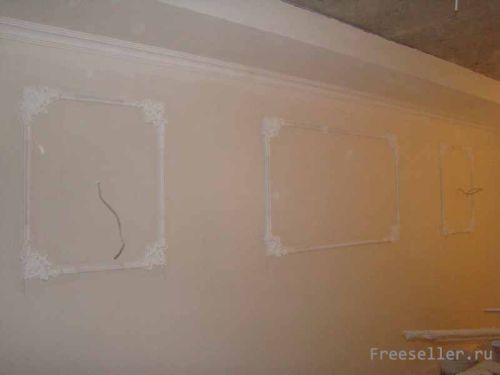 Клеим полиуретановую лепнину на стену