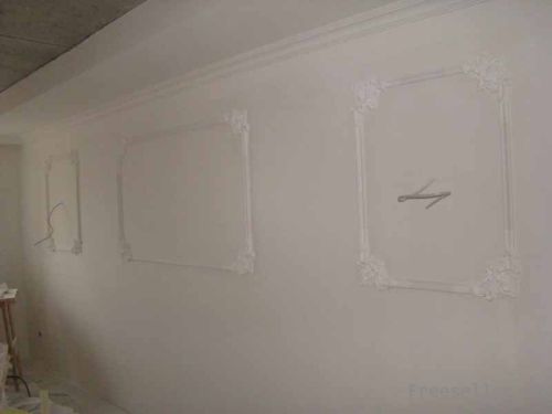 Клеим полиуретановую лепнину на стену