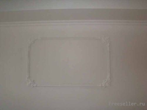 Клеим полиуретановую лепнину на стену