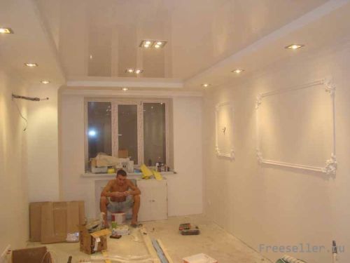 Монтаж полиреутановой лепнины на стены