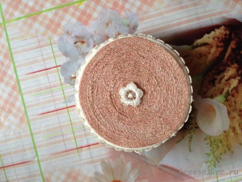 Декорирование баночки с помощью ниток и кружева своими руками