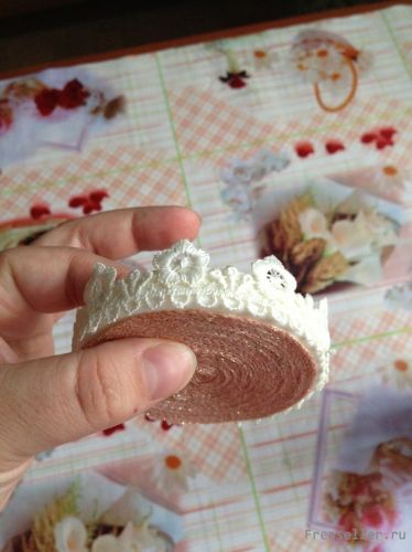 Декорирование баночки с помощью ниток и кружева