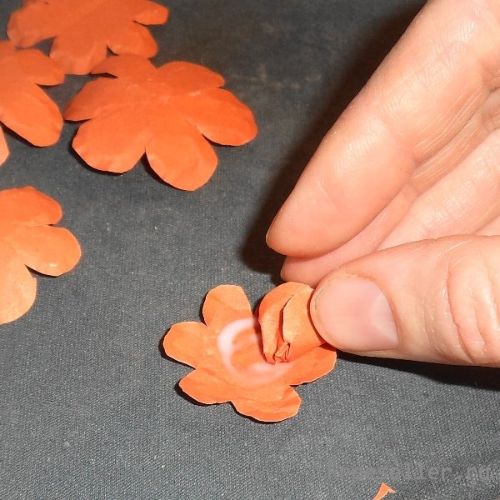 Делаем цветок из бумаги