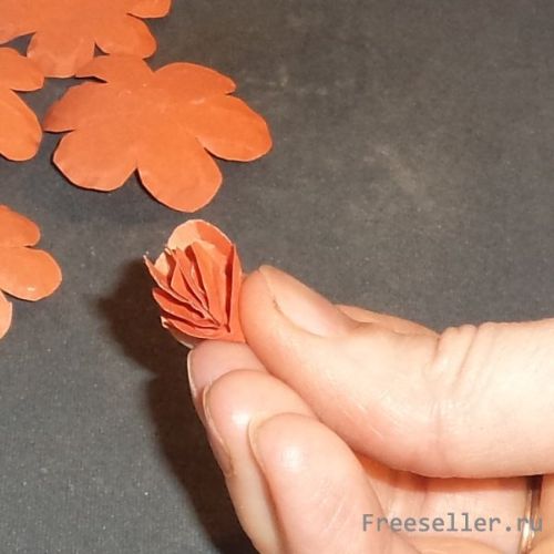 Делаем цветок из бумаги
