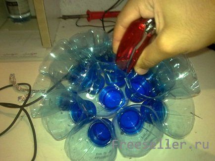 Изготовление люстры из пластиковой бутылки и гирлянды