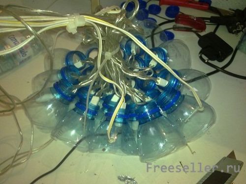 Изготовление люстры из пластиковой бутылки и гирлянды