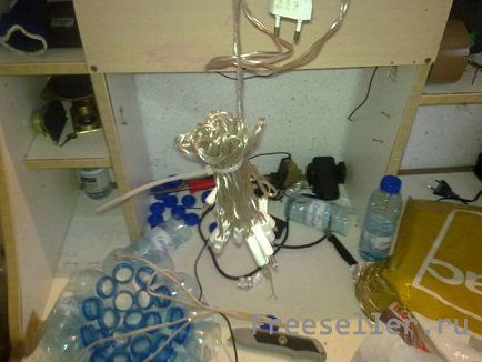 Изготовление люстры из пластиковой бутылки и гирлянды