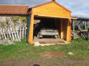 Деревянный гараж с подъемными воротами