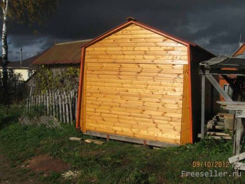 Конструкция деревянного гаража с подъемными воротами.