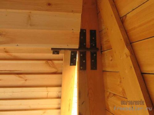 Конструкция деревянного гаража с подъемными воротами.