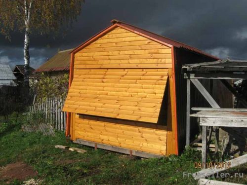 Конструкция деревянного гаража с подъемными воротами.