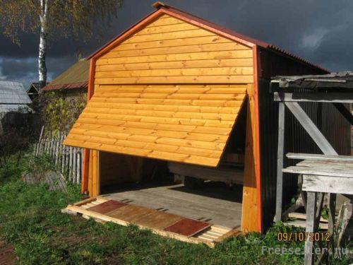 Конструкция деревянного гаража с подъемными воротами.