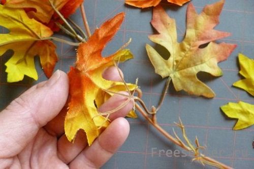 Яркая вазочка из искусственных листьев