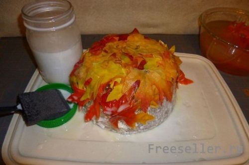 Яркая вазочка из искусственных листьев