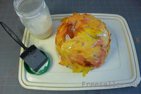 Яркая вазочка из искусственных листьев