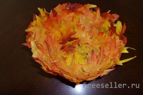 Яркая вазочка из искусственных листьев