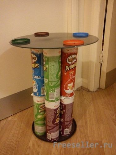 Кофейный столик из банок от чипсов Принглс