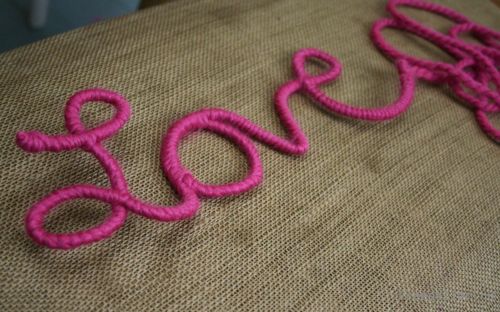 Делаем украшения ко дню Святого Валентина из пряжи и проволоки.