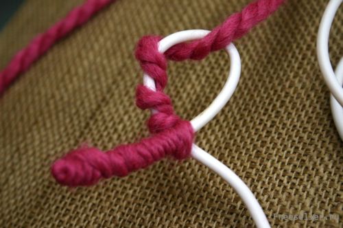 Делаем украшения ко дню Святого Валентина из пряжи и проволоки.