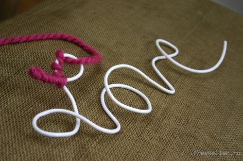 Делаем украшения ко дню Святого Валентина из пряжи и проволоки.