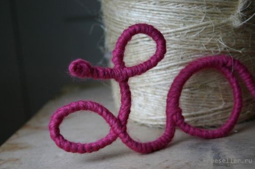 Делаем украшения ко дню Святого Валентина из пряжи и проволоки.