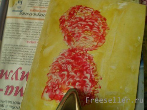 Делаем поздравительную открытка к 8 марта, рисуя ее утюгом.