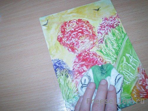 Делаем поздравительную открытка к 8 марта, рисуя ее утюгом.