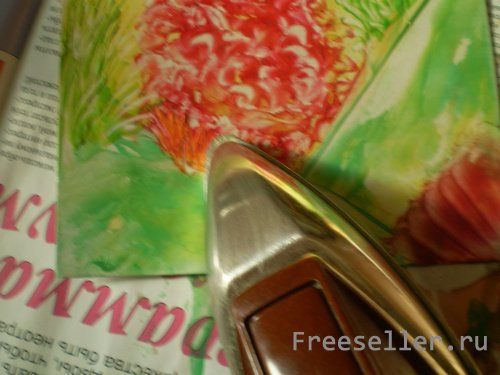 Делаем поздравительную открытка к 8 марта, рисуя ее утюгом.