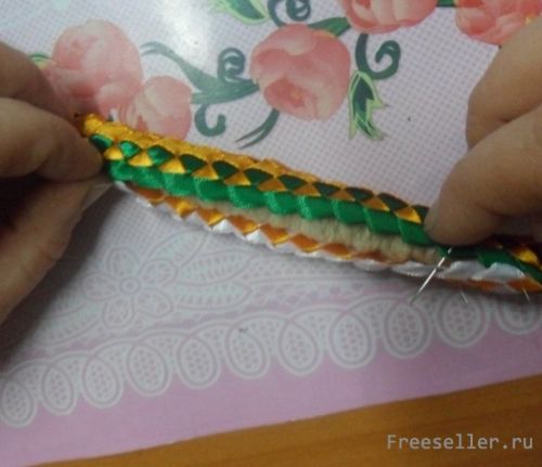 Делаем змею из атласных лент