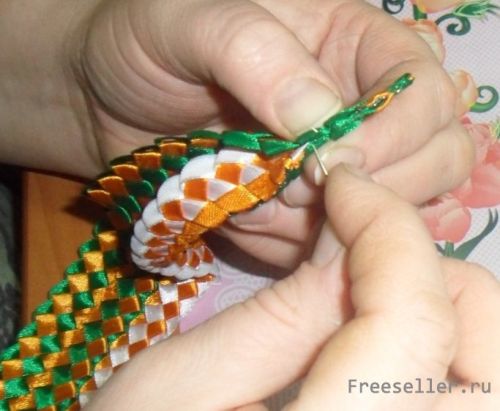 Делаем змею из атласных лент